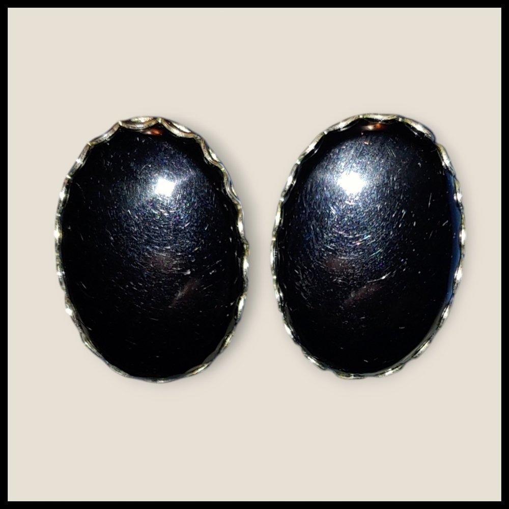 Vintage Screw Back Black Oval Earrings - Picture 3 of 9